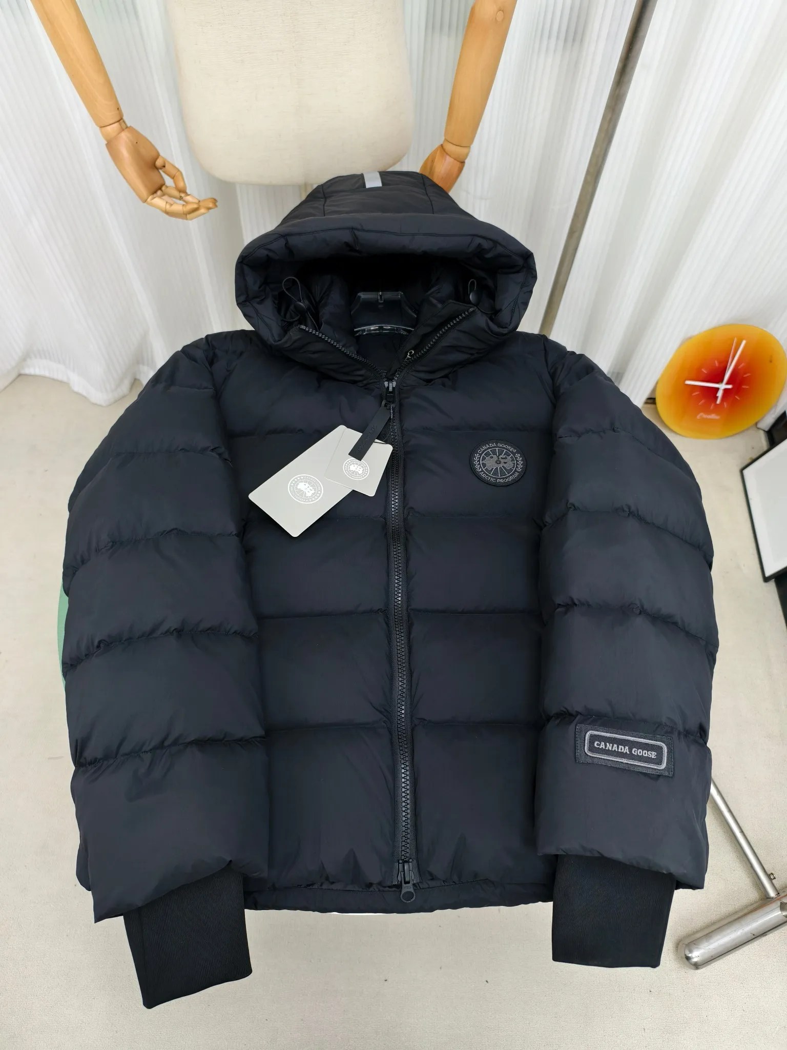 P880 Big Goose Ouyang Nana Second Generation (higher version) Canada goose Canada Goose Black Label Down Jacket A must-have in the outerwear world, the Big Goose Black Label down jacket! The latest designer styles! The goose down jacket has always been a popular element of fashion and is loved by experts from all walks of life! Fashionable hooded cut, high-end customer-supplied fine goose down, high resilience, smooth zipper, strong and firm. Pockets on both sides can store small items, free your hands, and you can go out without worries. It can also meet the need of putting your hands in your pockets👏👏Produced by Big Goose, it can be used as a group uniform by many celebrities. This down jacket uses a double-layer anti-down lining design, which has strong windproof performance and will be very warm in winter! Newly labeled white duck down filling, high fluffiness, windproof hooded design. When walking outdoors, pull the collar to the highest position, put your hands in the pockets and it will be very warm. It can be easily controlled by all body types! The interior is equipped with an elastic snow skirt design for better wrapping. The simple and neat style design highlights the masculine temperament. The impeccable style is classic and never goes out of style. It is warm and practical, and it is versatile! You can enter with your eyes closed!  Color: Black Khaki Size: XS-XXL